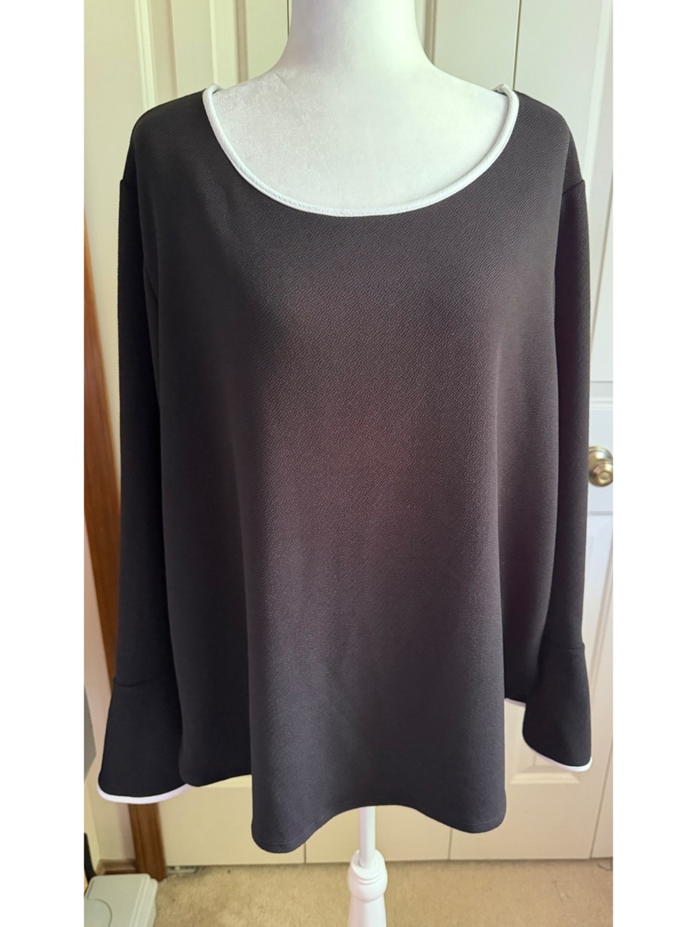Green Envelope Los Angeles boat neck black textured pullover blouse Size 2X